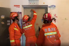 男孩被困电梯，得救后：“我的梦想就是当一名消防员！”图片