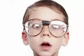 父母视力都很好，孩子怎么就散光了？有可能彻底康复吗？图片