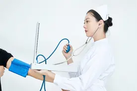 从广场“舞王”的逝去，发现的健康问题，很多人都会忽视图片