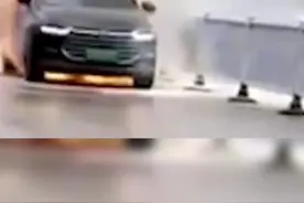一新能源汽车马路中间自燃，浓烟滚滚图片