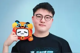 LPL众解说主播看Uzi休赛，草莓直接开骂，管泽元表示无语图片