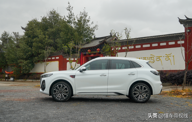 新车 | 换装2.0T高功率发动机+8AT变速箱，试驾新款红旗HS5