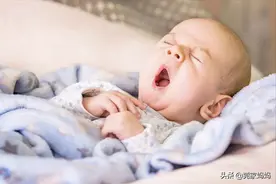 宝宝睡醒要不要把他抱起来？爸妈的做法或影响孩子脑发育，别做错图片