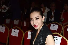 章子怡嫂子长得真高级，和外国人合影也不输气场，还挺有味道的图片