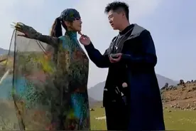 杨丽萍：为舞蹈不生娃2度离婚，64岁却与小鲜肉过520，还穿情侣装图片