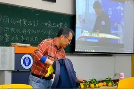 大学教授回应“上课给学生带礼物”：学生就是我们的孩子，关爱学生是方方面面的事情图片