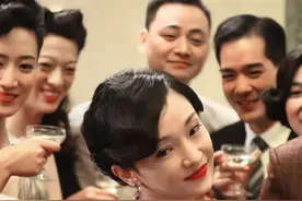 周迅头一回秀性感，穿丝绒红裙美得摇曳生姿，这名品身材真绝了图片