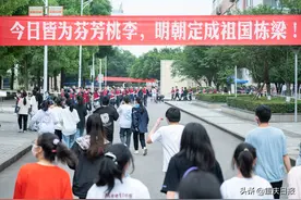 2022年全国高考今天拉开帷幕，记者昨日打探渝北中学考点 考生需错峰从专用隔离通道进出考室图片