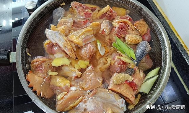 四川人做的土豆烧鸡就是不一样，味道麻辣鲜香，汤汁泡饭也特别香