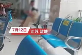 男子在民政局大厅疯狂殴打妻子，工作人员：都去劝阻了，但他根本不听，后在警察监督下办理了离婚图片