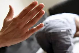 孩子挨打时，这两种表现暗示“后果很严重”，家长再生气也别动手图片