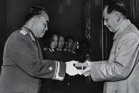 朱德位列十大元帅之首，授衔编号却是004，那么001号究竟给了谁？图片