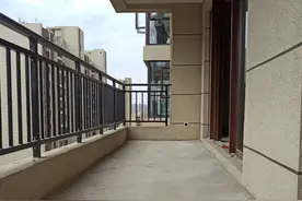 不打算封阳台，依旧还能种花休闲，为了遮阳防雨，挂个帘子就行了图片