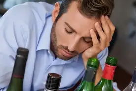 “喝白酒”和“喝啤酒”，身体有什么区别？哪种对身体的伤害小图片