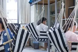 大学宿舍内大汗淋漓，室友态度强硬不让开空调，无知不自知才可怕图片