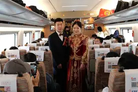 大雪封路！新郎新娘坐着高铁去结婚图片