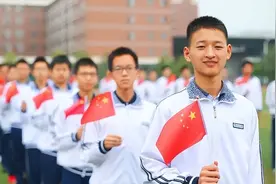 08年汶川地震中 那个感动国人的3岁敬礼娃娃 今成17岁阳光大男孩图片