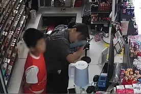 河南一妈妈趴收银台睡着，儿子尝试喊醒没反应，急忙伸手试探呼吸图片