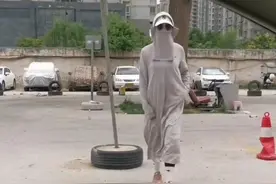 女子练车怕晒黑穿得密不透风，教练：这个地方应该没有她喜欢的人图片