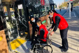 关爱弱势群体 公交在行动——郑州公交全力以赴做好城市“摆渡人”图片
