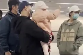 郑恺一家现身机场，苗苗小腹突出走姿怪被疑怀二胎，此前一直备孕图片