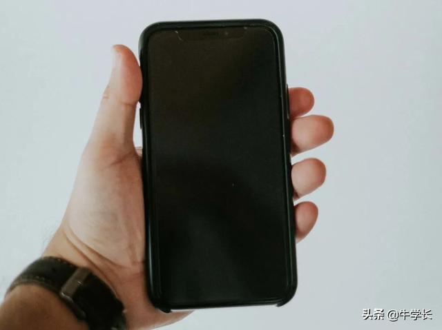 iphonex死机强制重启（苹果xxr莫名死机黑屏打不开了）