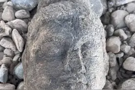 3名钓鱼者伊河河道发现佛头，第一时间上交文保部门；龙门石窟研究院：是一个半成品的唐代雕刻图片