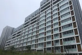 青岛一大学办公楼拟出租10年：底价465.667万元/年，能开酒店、能做长租公寓图片