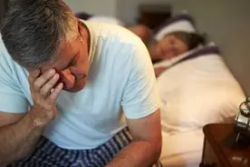 半夜总醒来，是肝癌先兆？经常睡到凌晨就醒，或是5个原因搞鬼图片