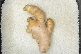 生姜买来后腐烂生芽？只需一把大米，半年都不坏，看完涨知识了图片