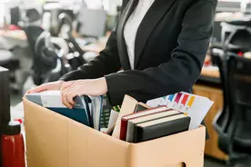 “我就是不去”！公司搬迁至新地点，员工嫌上班太远仍在原地出勤被解雇，审判过程一波三折，高院判了图片