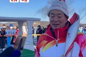 众星零下传递冬奥火炬！68岁濮存昕冻到满脸通红，撒贝宁嘴唇发黑图片
