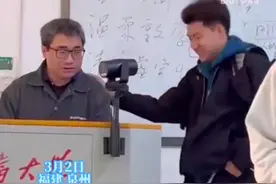 大学男生考试及格，激动围着老师跳舞，当事人：这门课是弱项，过了很开心，平时老师也很幽默图片