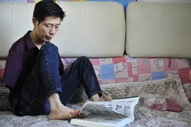 励志人物黄阳光：身残志坚，用脚绘画和写字，还成为专业演员图片