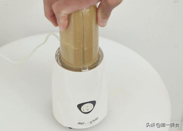想吃芝麻酱不用买，5块钱能做一大瓶，纯正无添加，附麻酱吃法