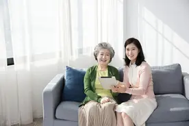 因婆婆的偏心之举，她彻底爆发，带孩子回了娘家并向老公提出离婚图片
