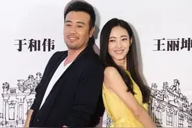 于和伟跟妻子相爱30年，跟王丽坤很清白，老婆也不是杨童舒图片