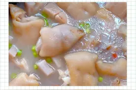 3步教你做莲藕炖猪手，浓香奶白，营养丰富，老人孩子都爱吃图片