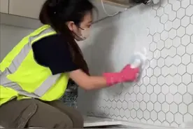 28岁河南女生在澳洲工地勾缝：早7晚4每天8小时，一天收入1368元图片