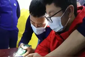 男孩被戒指卡手 消防员耐心帮忙取下图片