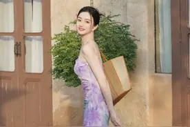 被成都太古里街拍惊艳了！满街都是“吊带裙+低跟鞋”，时髦洋气图片