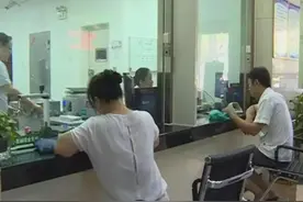 老人在建行15年存120万，儿子结婚想取出，钱却不翼而飞图片