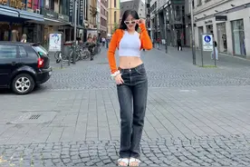 19岁的青春活力！IVE安宥真，白色紧身无袖T恤，秀出纤细小蛮腰图片