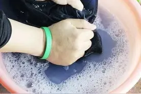衣服掉色很头疼？怎么办？学会这个方法，让你摆脱头疼困扰图片