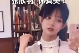 女医学生穿cos服雨中救人，当事人回应：cos是爱好救死扶伤是本能，已考取了执业医师证，现场大家都有帮忙图片