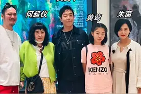 60岁黄贯中首开画展，52岁朱茵携12岁女儿露面，何超仪拄拐捧场图片