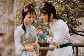 同样逾规，为何林黛玉可以和宝玉同床共枕，宝钗不能给他绣肚兜？图片