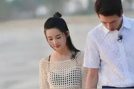 李沁魏大勋海滩亲密互动，网友：眼神也过分真挚了吧？图片