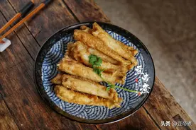 今天的夜宵我很满意，一碟沙梭鱼两瓶冰啤，消暑还解渴图片