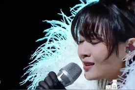 《声生》：周笔畅《圆》舞台，白羽毛黑色长裙，港风造型复古十足图片